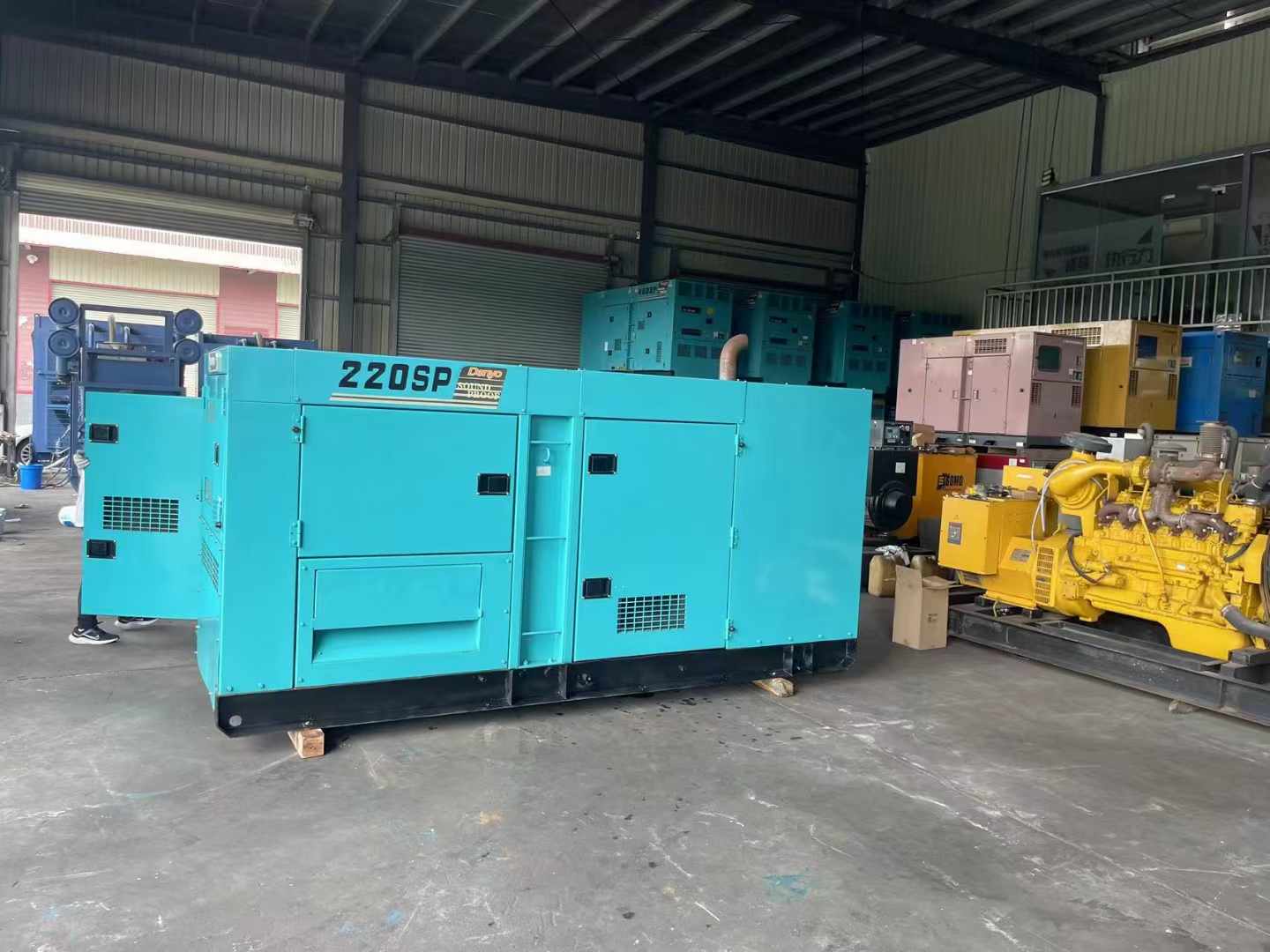 都兰800kW 柴油发电机的输出电流波动范围是多少？